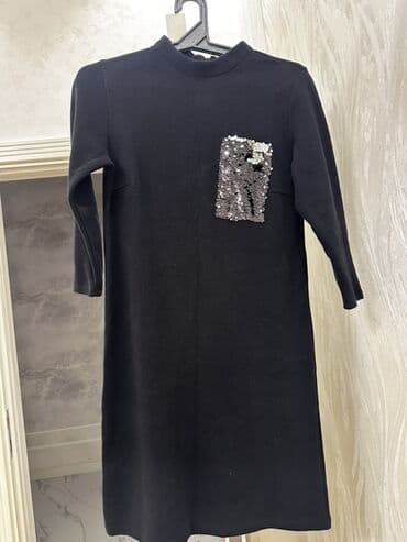 Gənc qız üçün qara rəngli triko don. - Model: düz kəsim, dizə yaxın