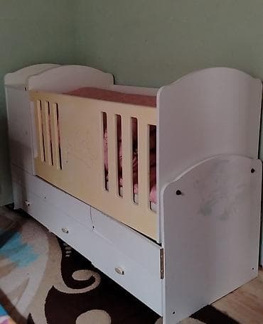 Şəkillərdə də göründüyü kimi, ön hissəsindəki ağ taxta panel qopub