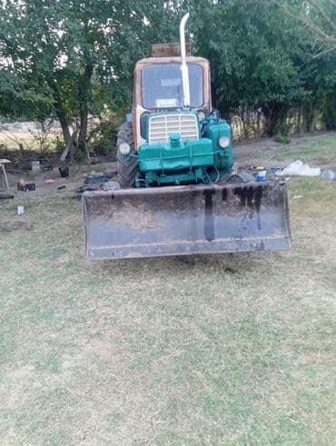 traktor altlıqlı qış çəkmələri: Bu traktor kənd təsərrüfatı işləri üçün uyğundur. Təkərləri mavi — 4