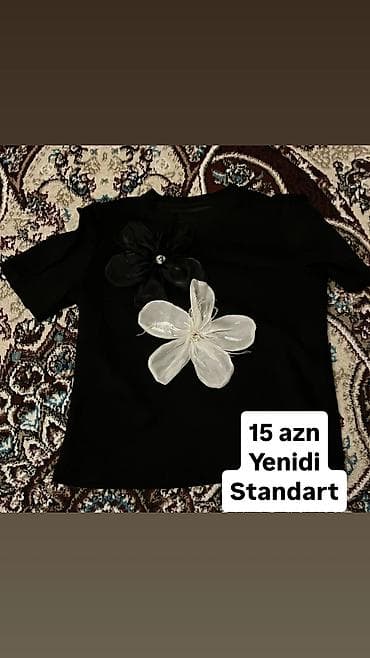 Qara qısaqoll qadın bluzası. Ön hissədə biri qara, biri ağ olmaqla iki