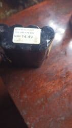 stol ustu qelyan: NiMH (Nikel-metal hidrid) batareya paketiidir. Üzərindəki etiketə — 2