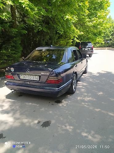 2.2 cdi mator: Mercedes-Benz sedan, tünd mavi rəng. Kuzov W124 üslubunda 4 qapı, arxa — 4
