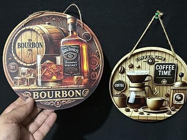 ev dekoru: Dekorativ asılqan lövhələr – “Coffee Time” və “Bourbon” temalı. İkisi — 5