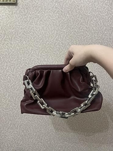 Tünd bordo rəngli zərif qadın çantası. yumşaq formalı