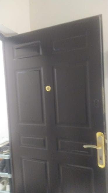 Məhəccərlər: Dəmir giriş qapısı – tünd qəhvəyi/çəhrayı-qaraya çalan rəngdə, klassik — 3