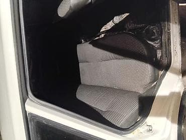 mercedes ayaqaltı: VAZ 2107 sedan – ağ rəngdə, klassik kuzov. Xüsusiyyətlər: - Kuzov: 4 — 1