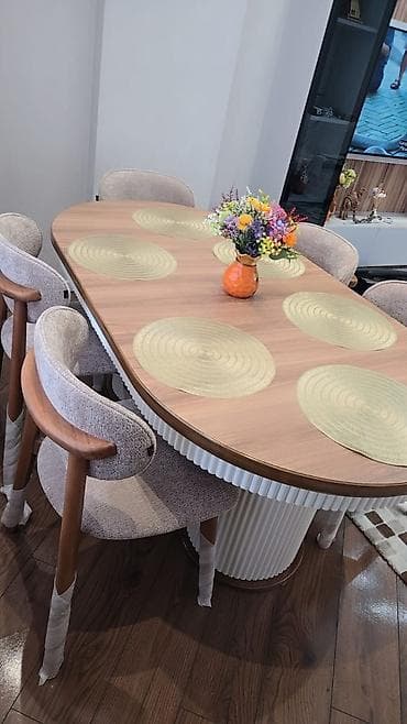 Yeni istifadə edilmemiş masa desti. 1100azn masa açılır. 6 stulla