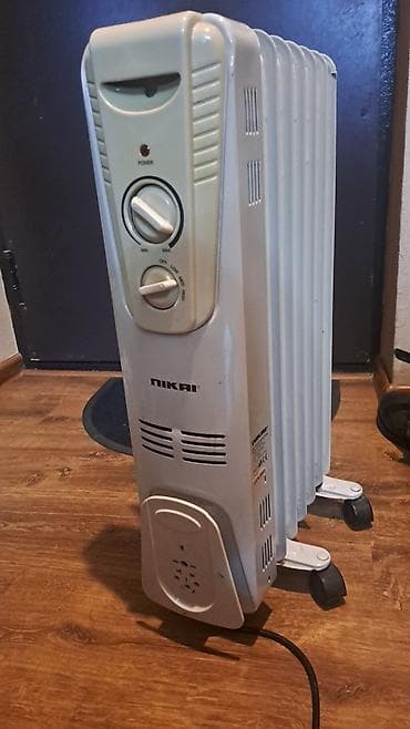 yag radiatoru: NIKAI markalı, təkərlər üzərində dayanan yağlı radiator. Bu model evdə — 2