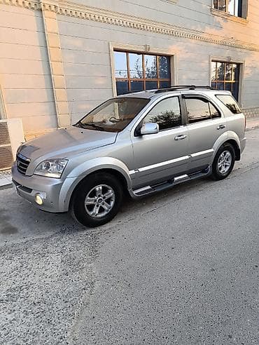 Kia: Kia Sorento, gümüşü rəng, 5 qapılı SUV. Xüsusiyyətlər:unvan bine — 2