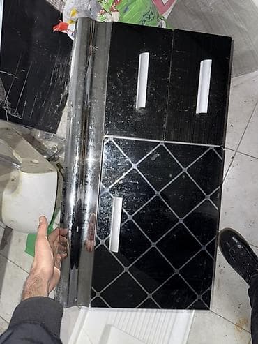 dolab satilir: Satılır: Qara şüşə fasadlı hamam dolabı (asılqan tipli) - Üst hissə — 4