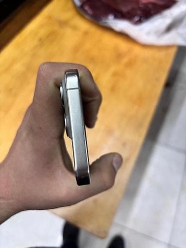 saz data kart: IPhone 15 Pro, 256 GB — 2