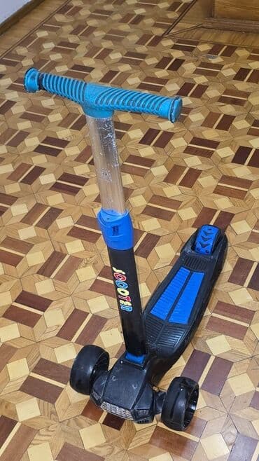 moped qiymətləri: Uşaq skuterı – 3 təkərli, mavi-qara. Yaxşı vəziyyətdədir. Təkərlərdə — 1