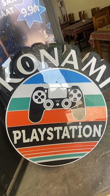 LED işıqlı “PLAYSTATION – KONAMI” vitrin lövhəsi