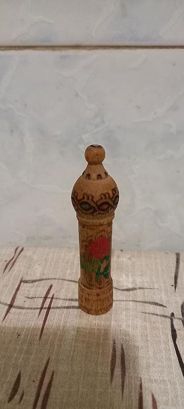 Qizil gül yaği ətiri. - ağacdan hazırlanmış minarə formalı qabda. -