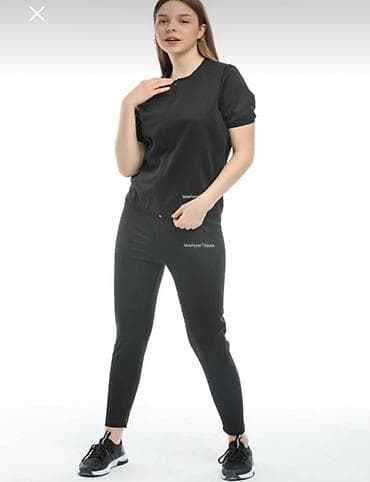 Qara rəngdə, qısa qollu, idman üslubunda kostyum. Üzərində kiçik ağ lalafo.az -da Qara rəngdə, qısa qollu, idman üslubunda kostyum. Üzərində kiçik ağ