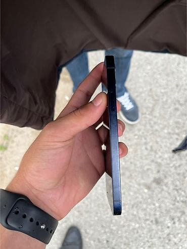 pad 7: IPhone 12, Göy, Face ID — 3