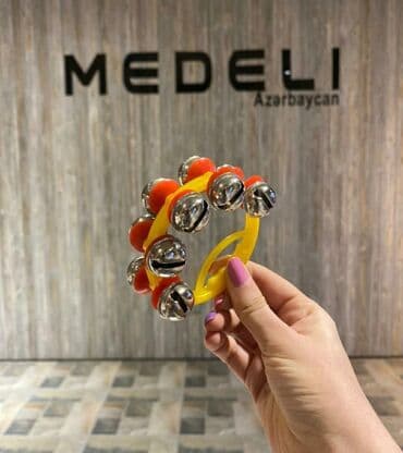 zərb alətləri: Handy bells 🎊 Qola taxılaraq ifa olunur. Nizami küçəsi 42 ünvanında — 1