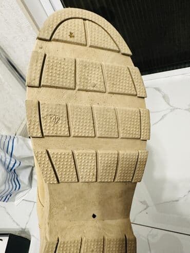 nabuk sapaskiler: Açıq bej rəngli uniseks botlar. Suya davamlı PVC materialdan — 5