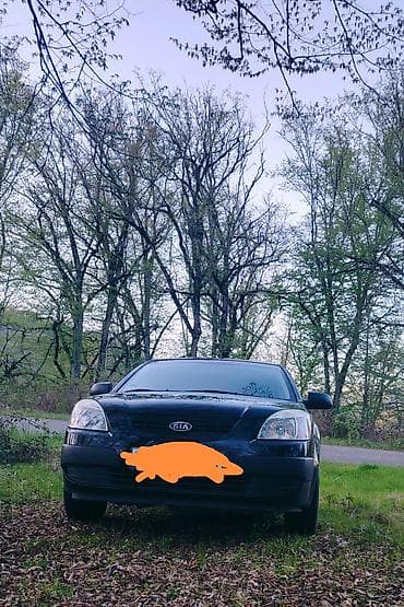 Kia Rio – qara rəng, hetçbek kuzov. Xüsusiyyətlər: - 5 qapılı