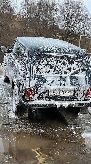Lada Niva 4x4 off-road avtomobili Texniki xüsusiyyətlər: - Kuzov: 3