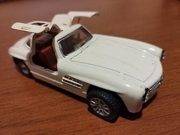Miqyaslı model avtomobil – klassik gull‑wing qapılı kupe - Rəng: ağ -