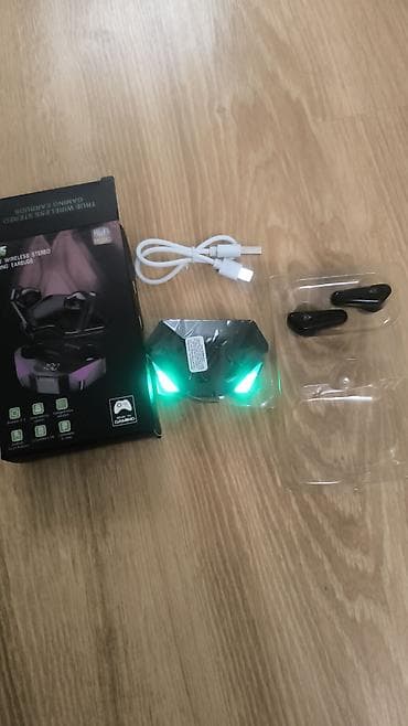 mikrofon qiymət: Fərqli görünüşdə olan Bluetooth qulaqcıq. Üzərində batareya faizini — 1