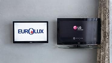 İki ədəd divara quraşdırılan televizor dəsti - Modellər: LG (sağda) — 1