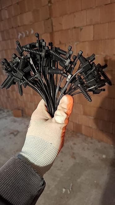 Fiqurlar: Elektrik ustası – ev və obyektlərdə elektrik işləri Peşəkar elektrik — 9