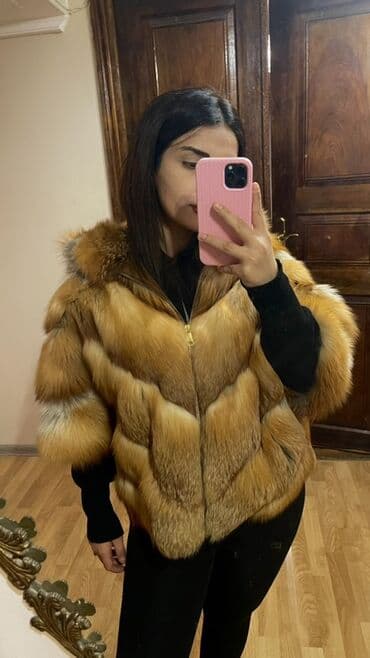 Digər qadın geyimləri: Qadınlar üçün təbii tülkü kürkündən qısa paltarlı gödəkçə. - — 2