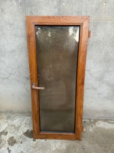 pencere rasotkalari: Taxta rəngli PVC pəncərə, iki bölmədən ibarətdir. Yuxarı hissə tək — 5