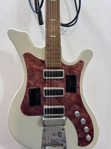 gitara kabel: Gitara ideal veziyyetdedir. islekdir. uzerinde qara Fender burgular — 2