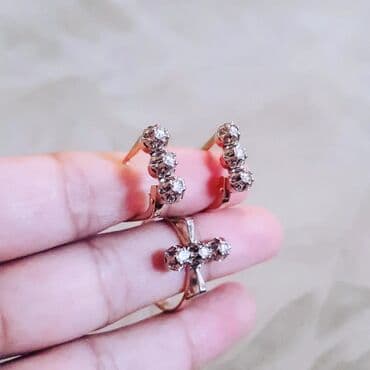 sirqalar qizil: Dəstə daxildir: Üzük, Sırğa, Çəhrayı qızıl, 585 Əyar, 780 g — 2