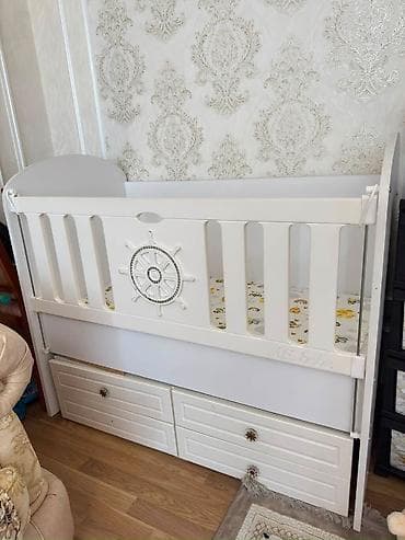 Ayka 50 azn satılır,,,Beşik 350 ye alınıb . Üstündə ortopedik matras