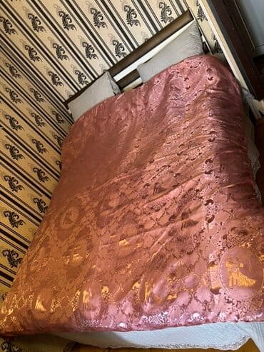 divan ucun ortukler: Yataq üçün rəng - Çəhrayı Yataq örtüyü — 1