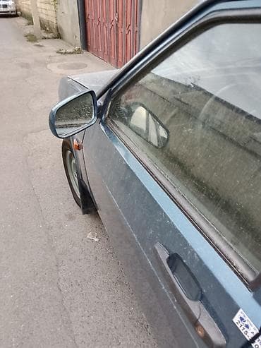 4 teker: LADA Samara sedan, mavi rəng. Klassik kuzov dizaynı, 4 qapı. Mexaniki — 2