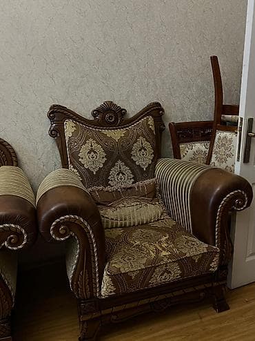 tek kreslo: Qonağ otağı üçün Divan kreslo dəsti,2500 azn alınıb. Dəstə 1ədəd üç — 3
