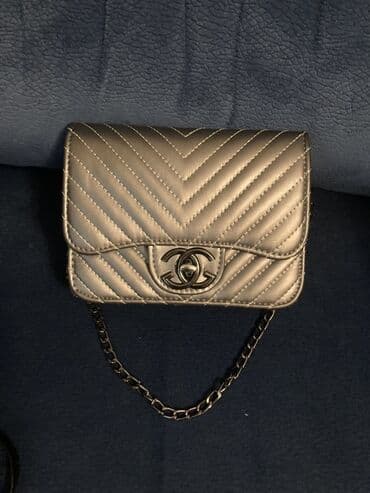 pişik cantası: Gümüşü rəngdə, "V" naxışlı, zəncirvari qayışlı qadın çiyin çantası — 1