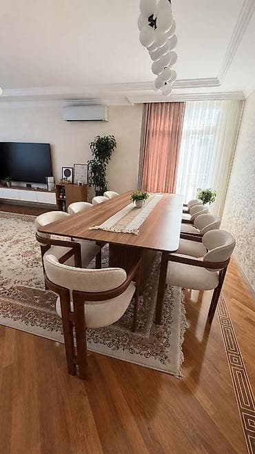 Masa desti. 1500azn. 12 stulla. 8 ay önce alinib 2500azn ideal