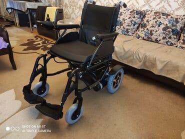 təkərli oturacaq: Elektrikli əlil arabası istifadəçiyə asan hərəkət imkanı təmin edir — 3