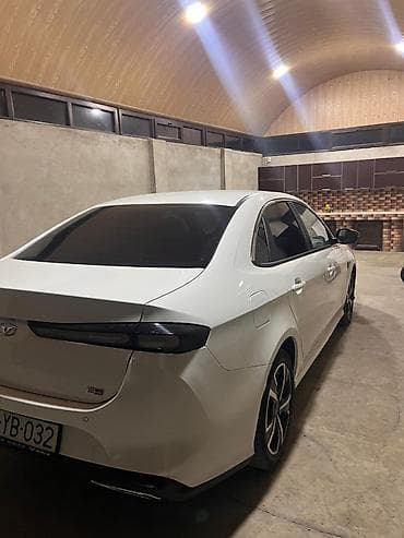 üst baqaj: Salam. Qalmaq və kredit/depozit ilə satılır. Ağ rəngli sedan, modern — 5