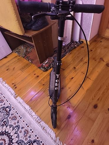 Dəbilqələr: Şəhər nəqliyyatı üçün yığcam və praktik kick skuter. Xüsusiyyətlər: - — 6