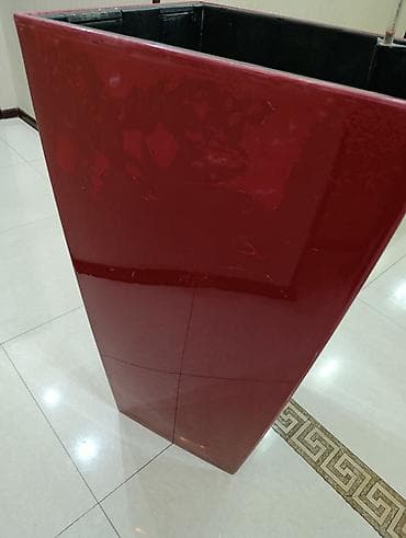 Горшки для растений: Qırmızı rəngdə. eni 50 sm hündürlüyü 96sm. İçində çıxan qulplu — 2