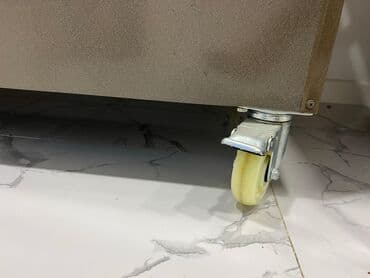 su soyuducu aparat: Bu ticarət vitrin soyuducusu qəhvəyi rəngdədir və şüşə yan panellərə — 13