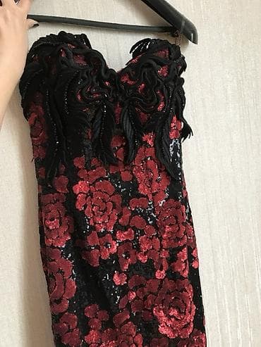 don: Qırmızı güllü payetli gecə libası - Model: çiyinləri açıq, strapless — 5