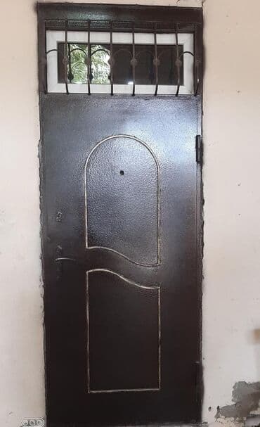 qapı ev: Seyf qapi 230/90 sm. Ustundeki pencere rasotqa hamsi verilir 2 — 3