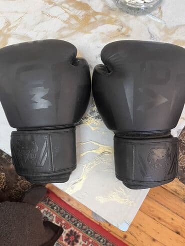 Шлемы: Məhsul: Venum boks əlcəkləri - Rəng: tam qara, mat loqolu dizayn - — 2