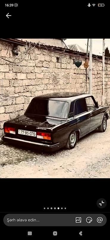 VAZ 2107, qara rəng. Klassik sedan kuzov, xrom detallarla. Arxa