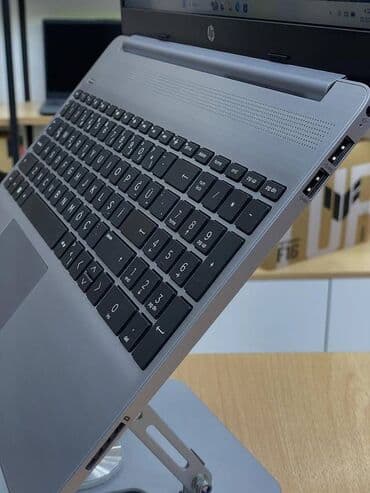 ucuz nodbuk: HP noutbuk – 15.6" ekranlı, gümüşü korpuslu model. Əsas — 3