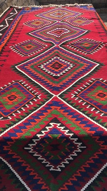 qedimi xalca: Məhsul: Ənənəvi naxışlı xalça Təsvir: - Qırmızı fon üzərində rombvari — 3