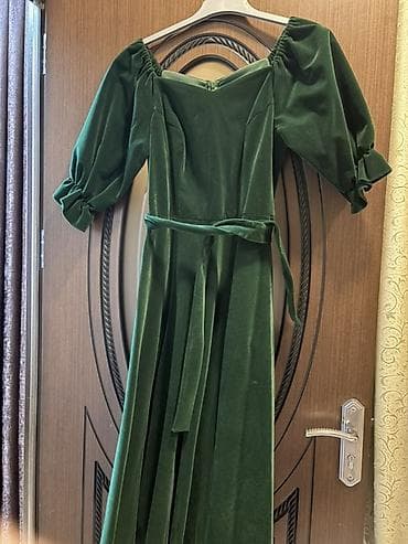 zumrud: Məhsul: Zümrüd-yaşıl məxmər don Tek 1 defe geyilib yep yenidir - — 2